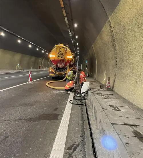 阿坝隧道排水渠清淤